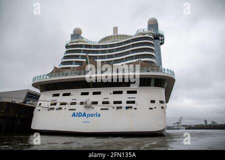 AIDAperla is in the Port Hamburg. AIDAperlaa cruise ship of AIDA Cruises, which was built by Mitsubishi Shipbuilding at their shipyard in Nagasaki,. Stock Photo