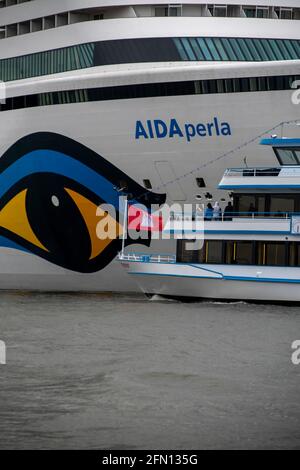 AIDAperla is in the Port Hamburg. AIDAperlaa cruise ship of AIDA Cruises, which was built by Mitsubishi Shipbuilding at their shipyard in Nagasaki,. Stock Photo