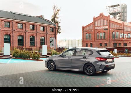 2020 grigio BMW Serie 1 (F40); veicoli in movimento per il traffico  veicolare, guida di veicoli, strade, motori, motori sull'autostrada M6 Foto  stock - Alamy