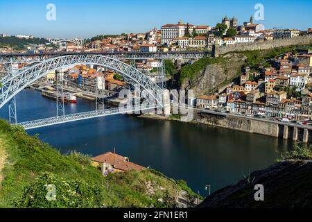 Brücke Ponte Dom Luís I über den Fluss Douro und die Altstadt von Porto, Portugal, Europa   |  Dom Luís I Bridge over Douro river and the historic old Stock Photo