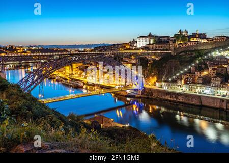 Brücke Ponte Dom Luís I über den Fluss Douro und die Altstadt von Porto in der Abenddämmerung, Portugal, Europa   |  Dom Luís I Bridge over Douro rive Stock Photo
