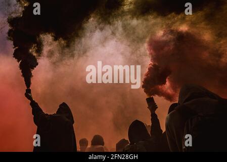 Barcelona, Spain. 13th May, 2021. Striking Catalan students lights Bengal fires as they protest the education crisis during the continuous spread of the corona virus. Credit: Matthias Oesterle/Alamy Live News Stock Photo