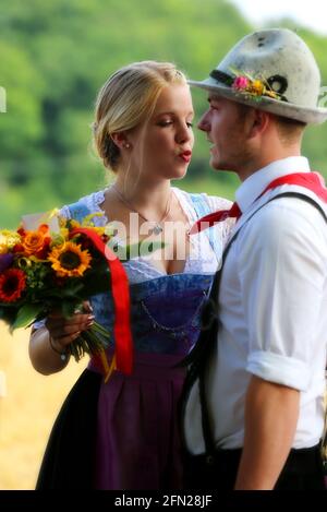 schönes junges Paar in Tracht mit Kussmund Stock Photo