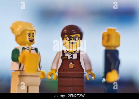 ål Vær opmærksom på Port MUNICH, GERMANY - May 13, 2021: Lego figures of office workers stand  together. Morning business meeting with fresh coffee Stock Photo - Alamy