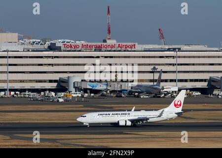 A Japan Airlines (JAL) Boeing 737-880 at Haneda International Airport. Stock Photo