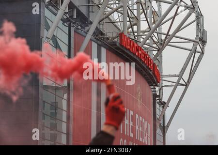 Fans protest outside Old Trafford in, on 5/13/2021. (Photo by Mark Cosgrove/News Images/Sipa USA) Credit: Sipa USA/Alamy Live News Stock Photo