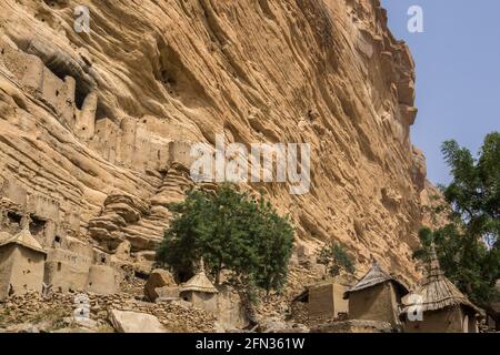 Dogon cliff houses and burial chambers Irelli village UNESCO World Heritage Site Bandiagara escarpment, Mali Stock Photo