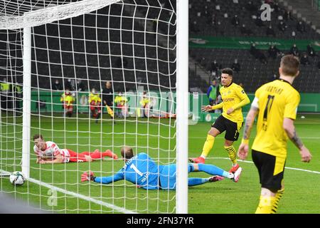 Berlin, Germany. 13th May, 2021. goal um 0-3 by Jadon SANCHO (Borussia Dortmund), action, goal shot versus goalwart Peter GULACSI (L), 78th DFB Pokal final, RB Leipzig (L) - Borussia Dortmund (DO) in the Olympiastadion in Berlin/Germany on 13.05. 2021. ## DFL/DFB regulations prohibit any use of photographs as image sequences and/or quasi-video ## | usage worldwide Credit: dpa/Alamy Live News