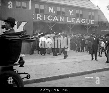 Willie Keeler, New York Highlanders, at bat and Lou Criger, Boston Red Sox,  catcher. Silk O'Loughlin umpire. Hilltop Park, New York 1908 Stock Photo -  Alamy