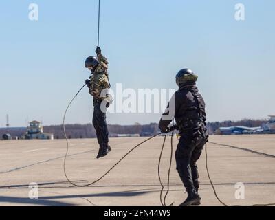 Moscow, Russia. 13th Apr, 2018. The belaying and descending special forces soldiers at the military airfield. Gathering of the issuing instructors for the parachute-free landing of the Rosgvardia special forces at the airfield in the Kaluga region. (Photo by Mihail Siergiejevicz/SOPA Imag/Sipa USA) Credit: Sipa USA/Alamy Live News Stock Photo
