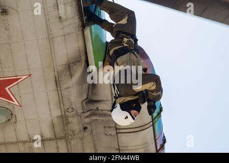 Moscow, Russia. 13th Apr, 2018. The special forces soldier leaves the helicopter to the top with his feet. Gathering of the issuing instructors for the parachute-free landing of the Rosgvardia special forces at the airfield in the Kaluga region. (Photo by Mihail Siergiejevicz/SOPA Imag/Sipa USA) Credit: Sipa USA/Alamy Live News Stock Photo