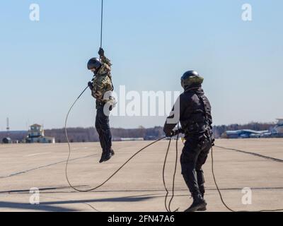 Moscow, Russia. 13th Apr, 2018. The belaying and descending special forces soldiers at the military airfield.Gathering of the issuing instructors for the parachute-free landing of the Rosgvardia special forces at the airfield in the Kaluga region. Credit: Mihail Siergiejevicz/SOPA Images/ZUMA Wire/Alamy Live News Stock Photo
