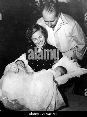 Bergman, Ingrid, 29.8.1915 - 29.8.1982, Swedish actress, half length, with husband Roberto Rossellini, ADDITIONAL-RIGHTS-CLEARANCE-INFO-NOT-AVAILABLE Stock Photo