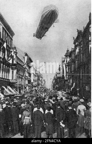 transport / transportation, aviation, airship, zeppelin LZ 6 the first time over Berlin, 29.8.1909, ADDITIONAL-RIGHTS-CLEARANCE-INFO-NOT-AVAILABLE Stock Photo