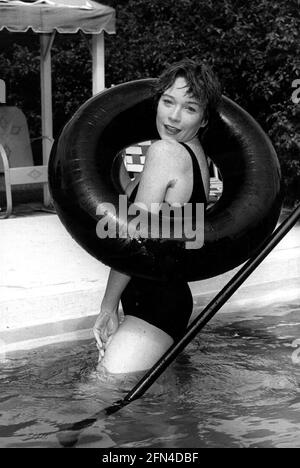 MacLaine, Shirley, * 24.4.1934, American actress, full length, wearing