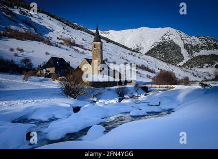 Montgarri hut and church at the afternoon (Aran Valley, Catalonia, Spain, Pyrenees) FR: Montgarri un après-midi d'hiver (Vallée d'Aran, Catalogne) Stock Photo