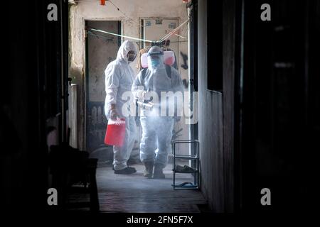 Kuala Lumpur, Malaysia. 14th May, 2021. Workers disinfect a flat in Selayang near Kuala Lumpur, Malaysia, May 14, 2021. Malaysia reported 4,113 new COVID-19 infections and 34 more deaths, the Health Ministry said on Friday, bringing the national total to 462,190 and the death toll to 1,822. Credit: Chong Voon Chung/Xinhua/Alamy Live News Stock Photo