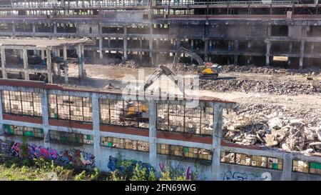 Detroit, Michigan - Demolition of the nearly 100-year-old Cadillac Stamping  Plant, which has been closed since 1987. A new manufacturing facility for  Stock Photo - Alamy