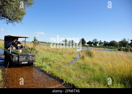 Auf Safari mit dem Jao Game Ranger: Mit dem Landrover durch den überfluteten Sandpisten. Das Delta ist seit 46 JAhren nicht mehr so stark überflutet w Stock Photo