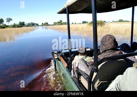Abenteuer Safari: Auf Safari mit dem 4x4 Landroverin den Okavango Delta Sümpfen und durch die tierreiche Wildnis. Land under water: on safari with the Stock Photo
