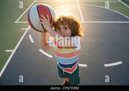 Happy Kids in Basketball Training pratica. Ragazzo che gioca con il basket  durante la sessione di allenamento. Scuola Basket giocatore Holding Ball  Foto stock - Alamy