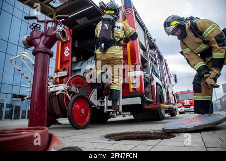 Moscow, Russia. 14th May, 2021. A fire brigade during a demonstration exercise to extinguish a fire in Moscow, Russia Stock Photo