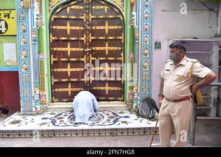 Ajmer, India. 14th May, 2021. police outside dargah during eid al fitr celebration in ajmer, rajasthan, india on 14 may 2021 photo by shaukat ahmedeid celebration during lockdown, Eid ul-Fitr 2021 is being celebrated during the coronavirus-induced lockdown. The festival is being observed without any prayer gatherings & outdoor celebrations (Photo by Shaukat Ahmed/Pacific Press) Credit: Pacific Press Media Production Corp./Alamy Live News Stock Photo