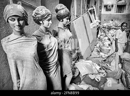 Discarded Indian mannequins in a littered backyard in Bombay.  May 1992 - Christoph Keller Stock Photo