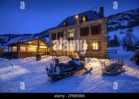 Montgarri hut and church at night in winter (Aran Valley, Catalonia, Pyrenees, Spain) ESP: Refugio y Santuario de Montgarri, una noche de invierno Stock Photo