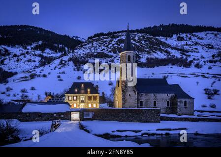 Montgarri hut and church at night in winter (Aran Valley, Catalonia, Pyrenees, Spain) ESP: Refugio y Santuario de Montgarri, una noche de invierno Stock Photo