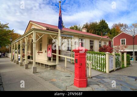 The historic Post & Telegraph Office in Arrowtown, New Zealand, built in 1915, with an Edwardian pillar postbox outside Stock Photo