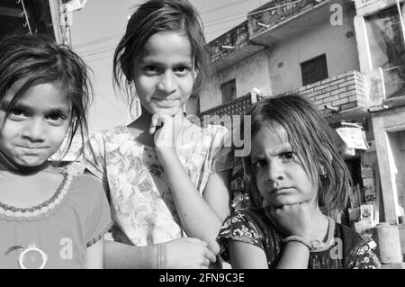 Gujarat: Drei Mädchen in den Slums von Ahmedabad  | Three slum girls in Ahmedabad, Gujart Stock Photo