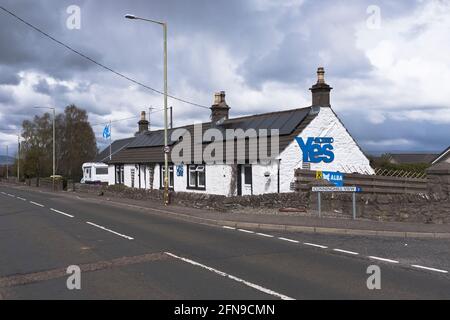 dh Scottish independence SCOTLAND UK Scottish YES supporters house referendum supporter houses campaign support nationalists Stock Photo
