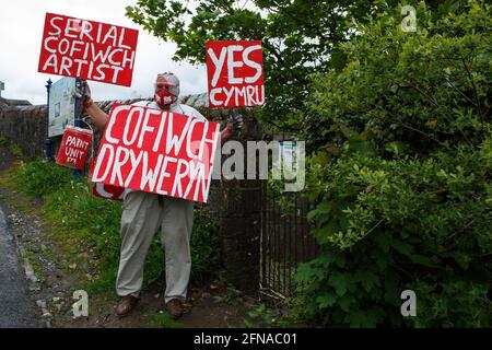Llandeilo, Carmarthenshire, Wales, UK. 15 May, 2021. Supporters of Welsh independence movement YesCymru demonstrate on the bridge over the River Tywi in Llandeilo. Credit: Gruffydd Ll. Thomas/Alamy Live News Stock Photo