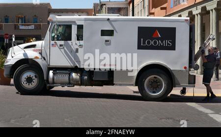 A Loomis armored truck makes a money delivery to a bank in Santa Fe, New  Mexico. Loomis Armored Inc. is headquartered in Stockholm, Sweden Stock  Photo - Alamy