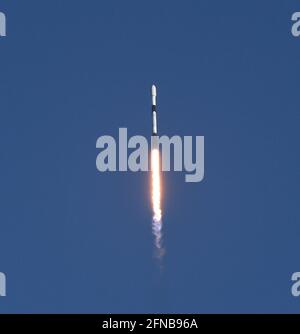 Cape Canaveral, United States. 15th May, 2021. As seen from Playalinda Beach at Canaveral National Seashore, a SpaceX Falcon 9 rocket carrying the 28th batch of satellites for SpaceXs Starlink broadband network launches from pad 39A at the Kennedy Space Center. In addition to 52 Starlink satellites, the rocket is also carrying rideshare payloads for Capella Space and Tyvak Nano-Satellite Systems. (Photo by Paul Hennessy/SOPA Images/Sipa USA) Credit: Sipa USA/Alamy Live News Stock Photo