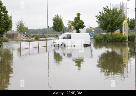 Ein Transporter bei Überschwemmung auf einem Parkplatz Hochwasser bis über die Reifen Stock Photo