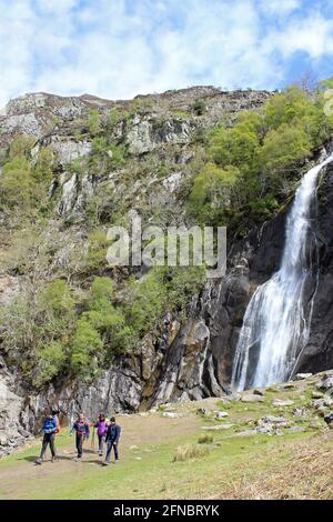 Walkers At Aber Falls, Coedydd Aber National Nature Reserve, Gwynedd, Wales Stock Photo