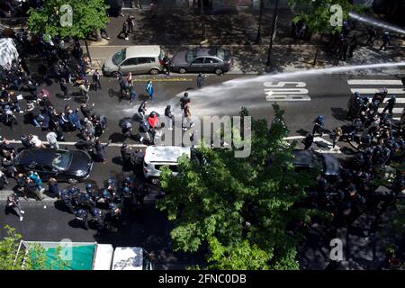 Police fire water cannon at pro-Palestinian demonstrators in Paris. Boulevard Barbès, Paris, France, 15th May, 2021 Stock Photo
