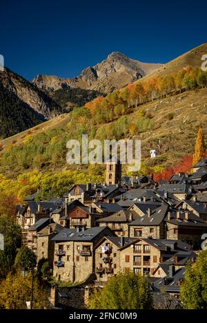 Taüll village in autumn, on a sunny day (Boí Valley, Catalonia, Spain, Pyrenees) ESP: Pueblo de Taüll en otoño, en un día soleado (Valle de Boí) Stock Photo