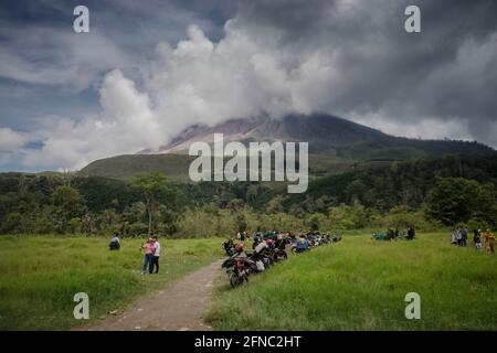 Karo, North Sumatra, Indonesia. 16th May, 2021. Tourists from various regions in North Sumatra travel at the foot of Mount Sinabung in Sigarang-Garang Village, Karo, North Sumatra, Indonesia. Sunday, May 16, 2021. to fill the Idul Fitri 1442 H.Even though this is very dangerous for their lives, they are still determined to visit here even if it's just for selfies and then uploading it to their social media. Credit: Saddam Husein/ZUMA Wire/Alamy Live News Credit: ZUMA Press, Inc./Alamy Live News Stock Photo