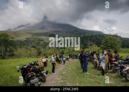 Karo, North Sumatra, Indonesia. 16th May, 2021. Tourists from various regions in North Sumatra travel at the foot of Mount Sinabung in Sigarang-Garang Village, Karo, North Sumatra, Indonesia. Sunday, May 16, 2021. to fill the Idul Fitri 1442 H.Even though this is very dangerous for their lives, they are still determined to visit here even if it's just for selfies and then uploading it to their social media. (Credit Image: © Saddam HuseinZUMA Wire) Credit: ZUMA Press, Inc./Alamy Live News Stock Photo
