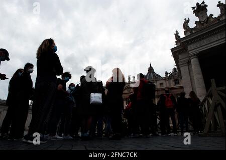 Rome, Italy. 16th May, 2021. May 16, 2021. : Faithful during the Angelus in Siant Peter's Square at the Vatican Credit: Independent Photo Agency/Alamy Live News Stock Photo