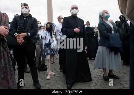 Rome, Italy. 16th May, 2021. May 16, 2021. : Faithful during the Angelus in Siant Peter's Square at the Vatican Credit: Independent Photo Agency/Alamy Live News Stock Photo