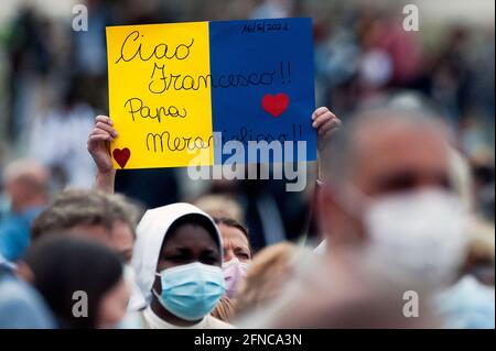 Rome, Italy. 16th May, 2021. May 16, 2021. : Faithful during the Angelus in Siant Peter's Square at the Vatican Credit: Independent Photo Agency/Alamy Live News Stock Photo