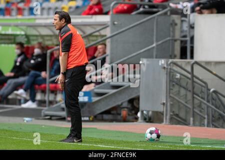 Duesseldorf, Germany. 16th May, 2021. Football: 2. Bundesliga, Fortuna Düsseldorf - Erzgebirge Aue, 33. matchday at Merkus Spiel-Arena: Aue's coach Marc Hensel gives instructions on the sidelines. Credit: Bernd Thissen/dpa - IMPORTANT NOTE: In accordance with the regulations of the DFL Deutsche Fußball Liga and/or the DFB Deutscher Fußball-Bund, it is prohibited to use or have used photographs taken in the stadium and/or of the match in the form of sequence pictures and/or video-like photo series./dpa/Alamy Live News Stock Photo