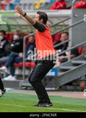 Duesseldorf, Germany. 16th May, 2021. Football: 2. Bundesliga, Fortuna Düsseldorf - Erzgebirge Aue, 33. matchday at Merkus Spiel-Arena: Aue's coach Marc Hensel gives instructions on the sidelines. Credit: Bernd Thissen/dpa - IMPORTANT NOTE: In accordance with the regulations of the DFL Deutsche Fußball Liga and/or the DFB Deutscher Fußball-Bund, it is prohibited to use or have used photographs taken in the stadium and/or of the match in the form of sequence pictures and/or video-like photo series./dpa/Alamy Live News Stock Photo