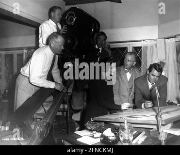 Director H.C. POTTER Camera Operator CHARLES BURKE Cinematographer JAMES WONG HOWE MYRNA LOY REGINALD DENNY and CARY GRANT on set candid during filming of MR. BLANDINGS BUILDS HIS DREAM HOUSE 1948 director H.C. POTTER novel Eric Hodins  screenplay Norman Panama and Melvin Frank RKO Radio Pictures Stock Photo