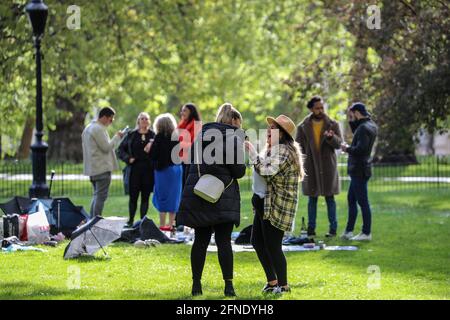 London, UK. 15th May, 2021. People socialise in London's St James's Park over the weekend. Credit: SOPA Images Limited/Alamy Live News Stock Photo