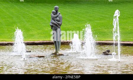 Pioneer Women's Memorial at Kings Park, Perth. Fountains surround a bronze sculptured statue of a women holding a child Stock Photo